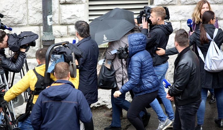 Pratnja uhićenog uljanikovca gađala novinare kišobranom: Trči, p**ka ti materina