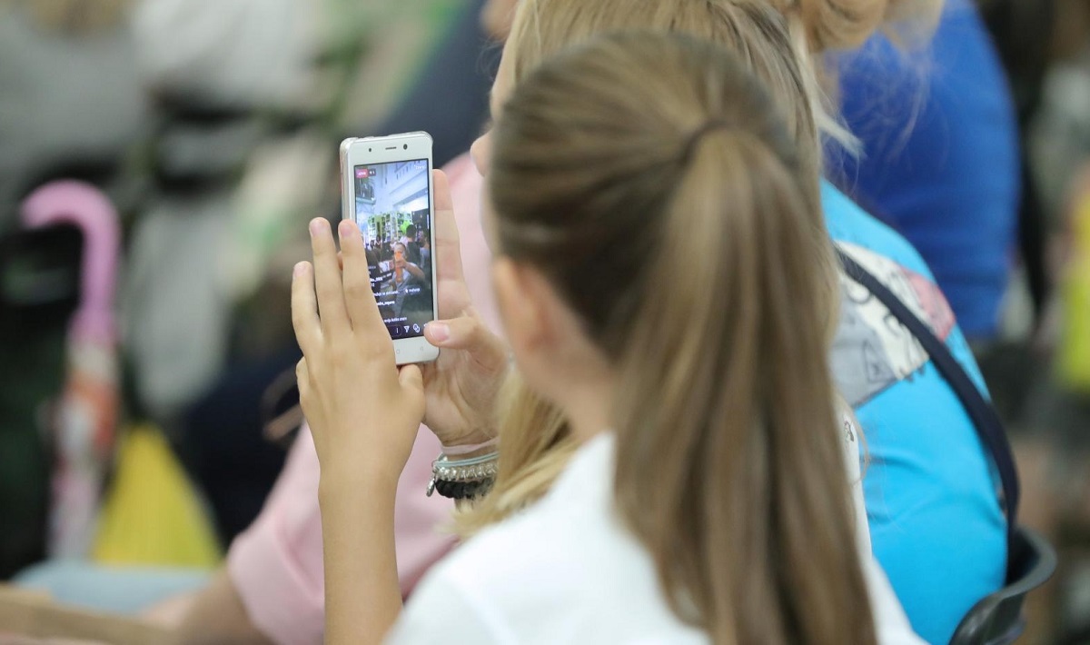 Francuzi zabranili mobitele u osnovnim školama