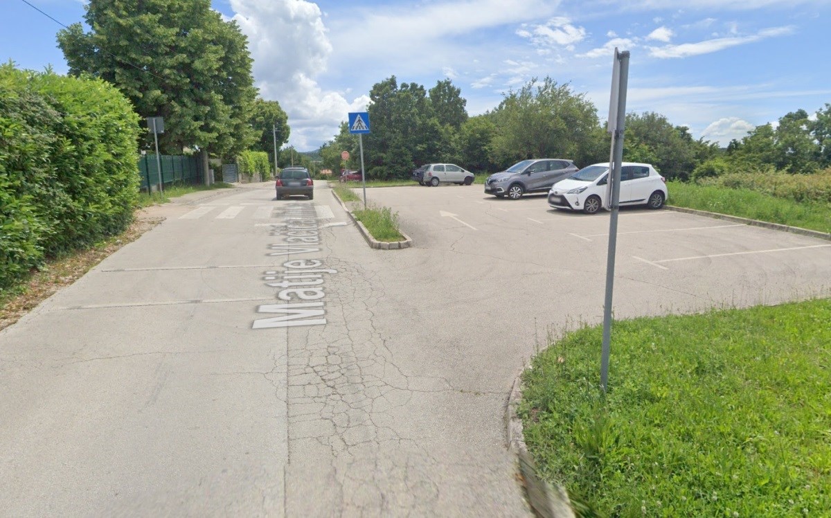 Auto u Labinu sletio s ceste i udario u parkirana vozila, jedna osoba poginula