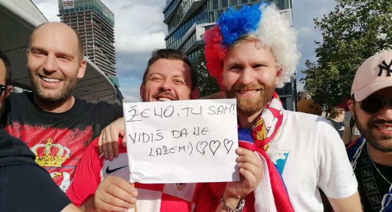 Hrvat navijao sa Srbima u Berlinu i oduševio natpisom: "Ženo, tu sam, ne lažem"