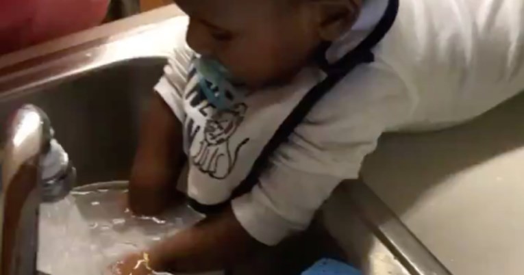 VIDEO Beba uživa u poslu koji odrasli izbjegavaju: Snimka je rastopila svijet