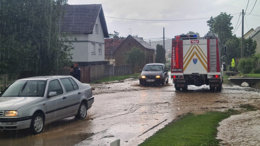 Olujno nevrijeme pogodilo Pleternicu, poplavljena dvorišta, uništeni usjevi