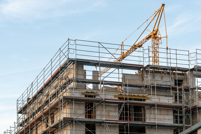 Radnik teško ozlijeđen nakon pada s visine od 4 metra na gradilištu na Murteru