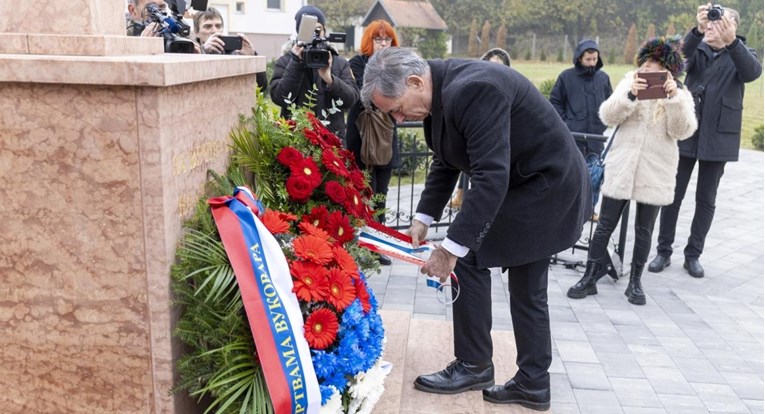 Pupovac položio vijenac u Vukovaru: Sjećamo se Hrvata, Srba i svih drugih žrtava