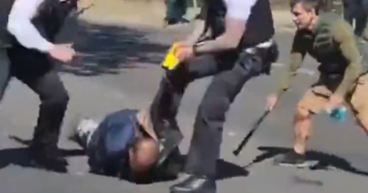 U Londonu izbo dva Židova nožem. Policija ga iscipelarila, širi se snimka