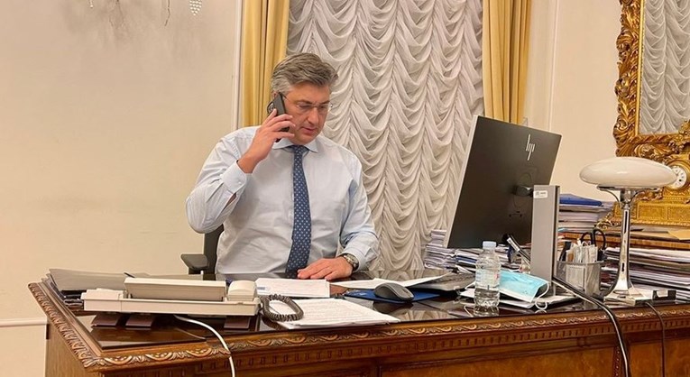 Ljudi se šale s fotkom Plenkija koji telefonira u uredu: "Kakav stol, takva država"