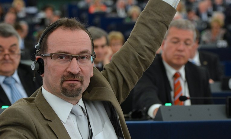 Orbanov europarlamentarac koji je s muškarcima orgijao u Bruxellesu napustio stranku