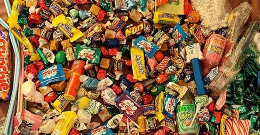Policija donirala nezbrinutoj djeci 100 kilograma zaplijenjenih slatkiša