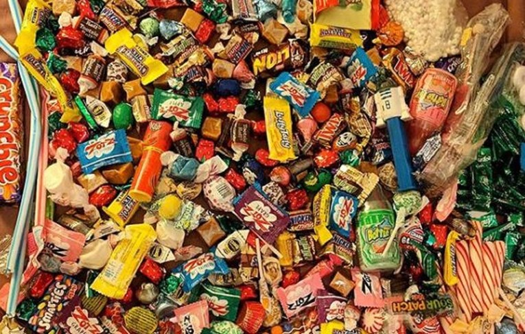 Policija donirala nezbrinutoj djeci 100 kilograma zaplijenjenih slatkiša