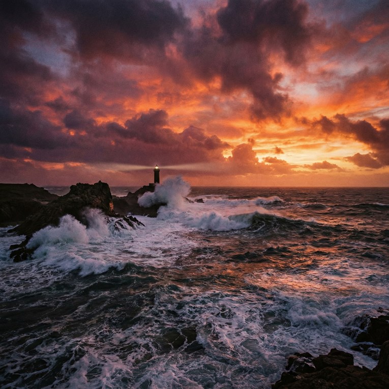 Tinejdžer u Australiji plivao četiri sata po pomoć i spasio majku, brata i sestru