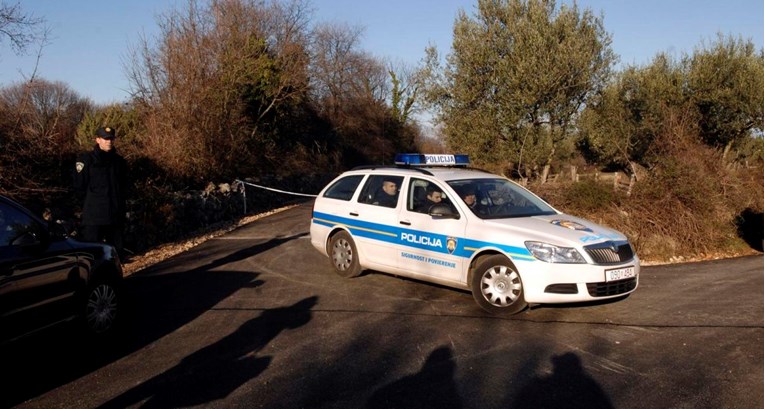 Muškarac na Krku bez dopuštenja vozio susjedin auto, koristio joj kartice pa je napao