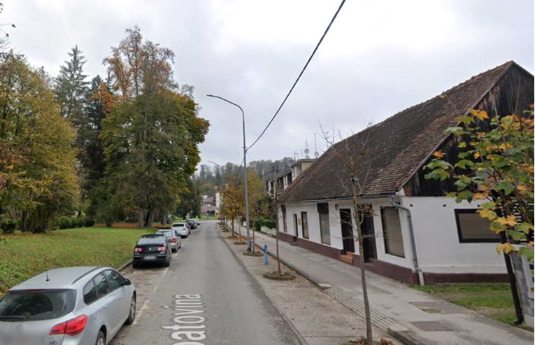 U Topuskom pijan vozio u rikverc, udario auto. Kazna gotovo 3500 eura, uzeli mu auto