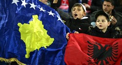 Albanci pred hotelom Srbije na Euru pokazuju dvoglavog orla i glasno puštaju pjesme
