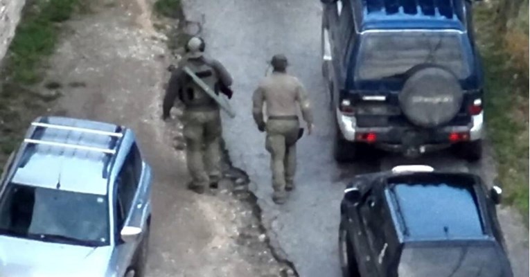 Ministar vlade Kosova: Napadači sa zoljama ušli u manastir, nema naznaka smirivanja