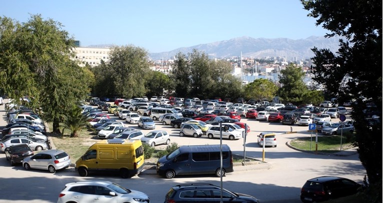 Tisuće lajkaju sliku poruke na jednom autu u Splitu: "Ako ti toliko smeta..."