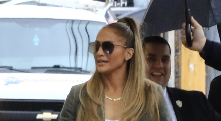 Ni široke hlače ne mogu umanjiti seksepil Jennifer Lopez