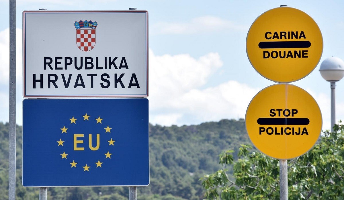 U kamionu pokušali prošvercati hrpu ljudi, otkrila ih policija u Gračacu