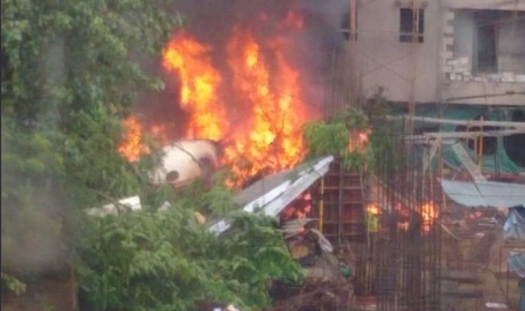 VIDEO U Indiji pao avion, najmanje petero mrtvih