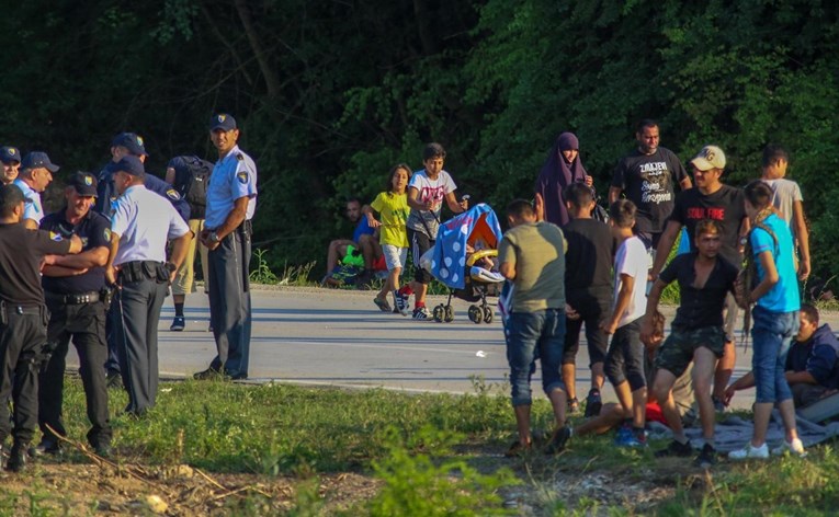 Migranti sinoć krenuli prema granici s Hrvatskom, zaustavila ih policija
