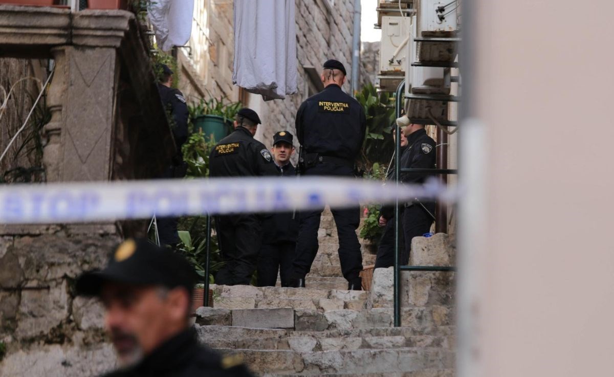 Navijač u Dubrovniku pretukao mladića pa u kafić bacio baklju, a goste gađao kamenjem