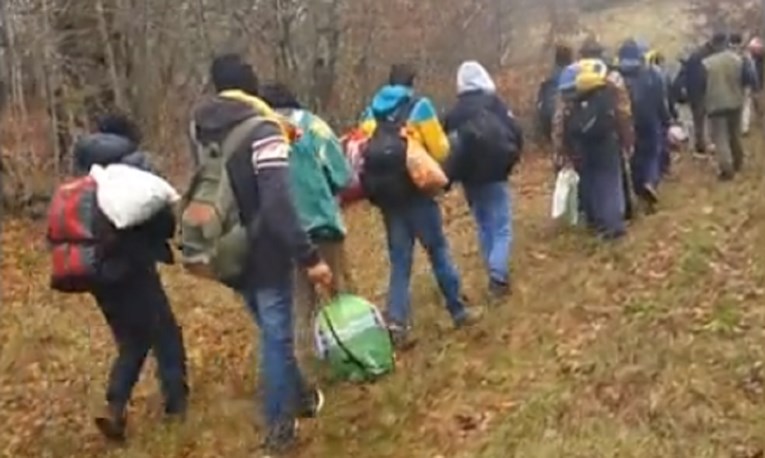 U Lici uhićeno 35 ilegalnih migranata, podigli su šatore na miniranom području