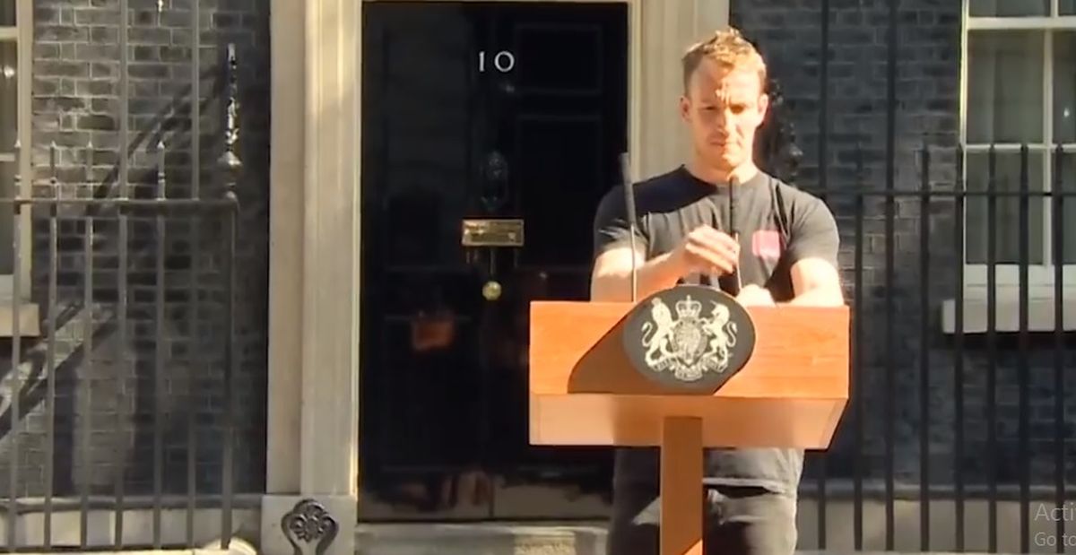 Britance zaludio tip koji je namještao govornicu Theresi May: "Kako je zgodan"