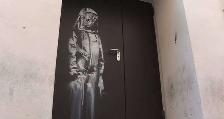 Ukraden Banksyjev mural koji je stajao na vratima pariškog Bataclana