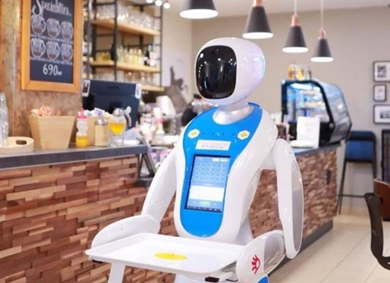 Postoji kafić u kojemu goste poslužuju roboti (i Hrvatima je vrlo blizu)