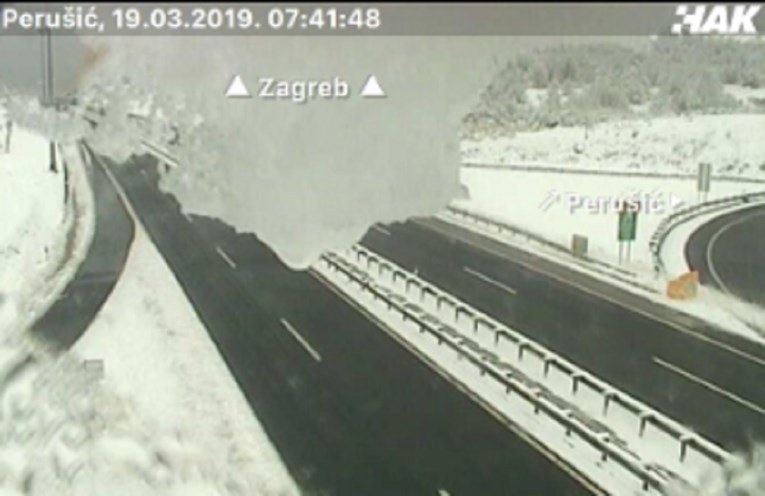 HAK upozorava: Snijeg pada u Lici i Gorskom kotaru, na moru je bura
