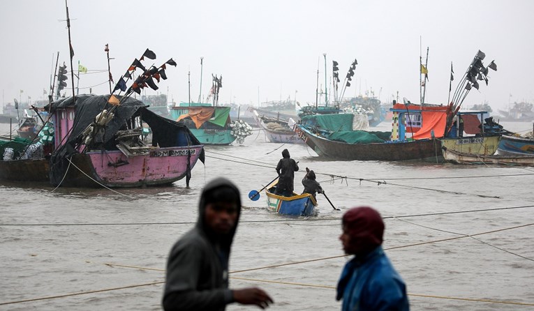 Oluja se obrušila na Indiju, dvoje ljudi je poginulo, stotine tisuća evakuirano