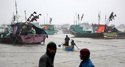Oluja se obrušila na Indiju, dvoje ljudi je poginulo, stotine tisuća evakuirano