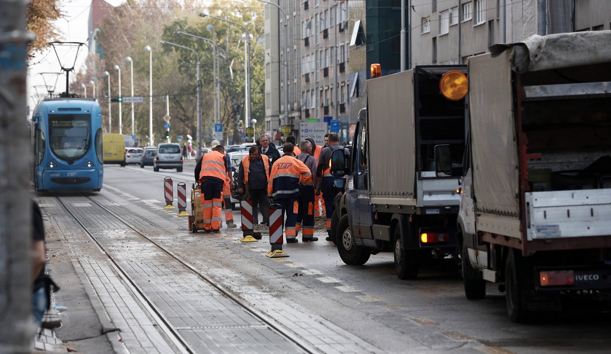 Pukla cijev na Maksimirskoj cesti u Zagrebu, zatvoren promet prema centru