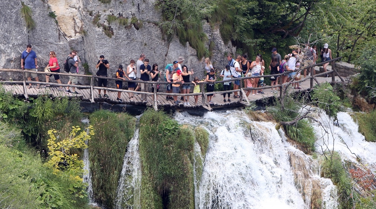 Mlada Francuskinja pala u ponor na Plitvicama, ima slomljenu kralježnicu
