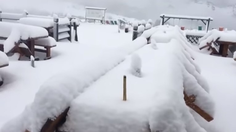VIDEO Snijeg pada na planinama u Sloveniji i Italiji, bit će ga i do pola metra