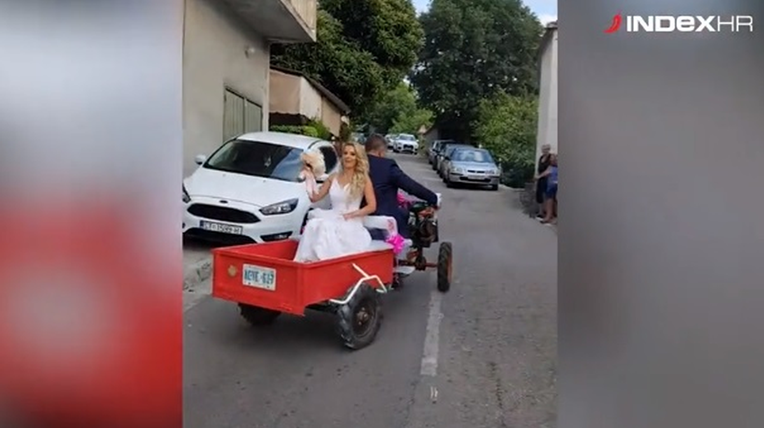 VIDEO Dalmatinac dovezao kćer pred oltar na - motokultivatoru