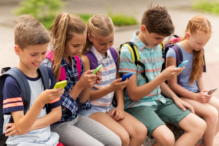 Francuska zabranila mobitele u osnovnoj školi, treba li i Hrvatska?