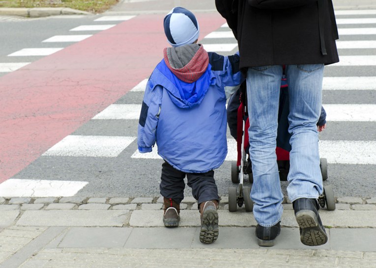 Istraživanjem otkriveno kada djeca sigurno i samostalno mogu prijeći ulicu