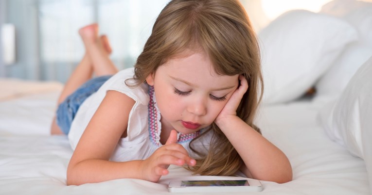 Dvogodišnja djevojčica trajno oštetila vid prekomjernim korištenjem mobitela
