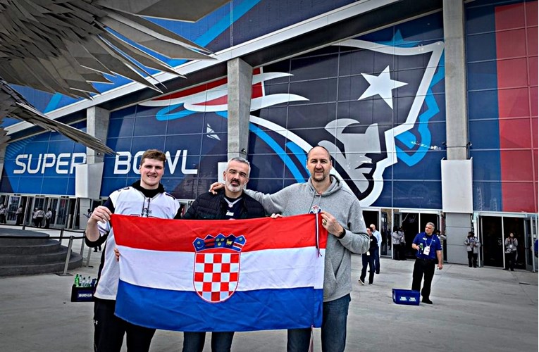 Dino Rađa na Super Bowlu s hrvatskom zastavom