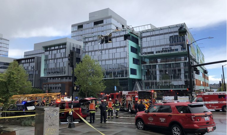 Dizalica sa zgrade pala na cestu u Seattleu, četvero mrtvih