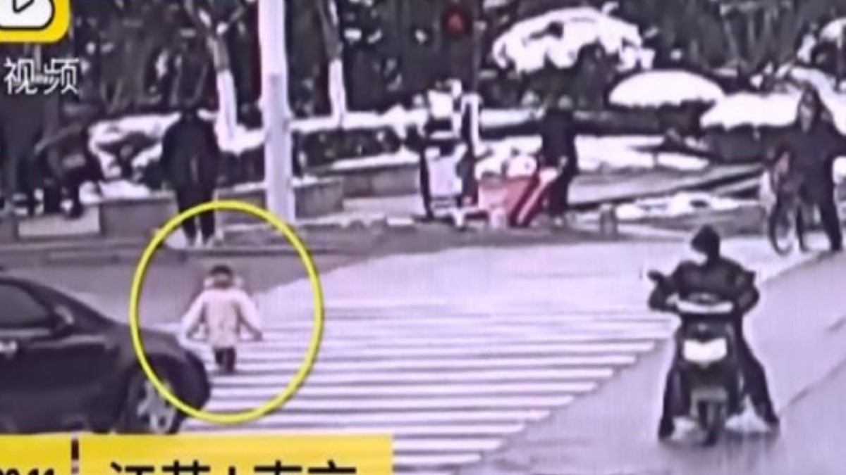 VIDEO Bezdušno ostavio trogodišnju curicu samu na prometnoj cesti i nestao