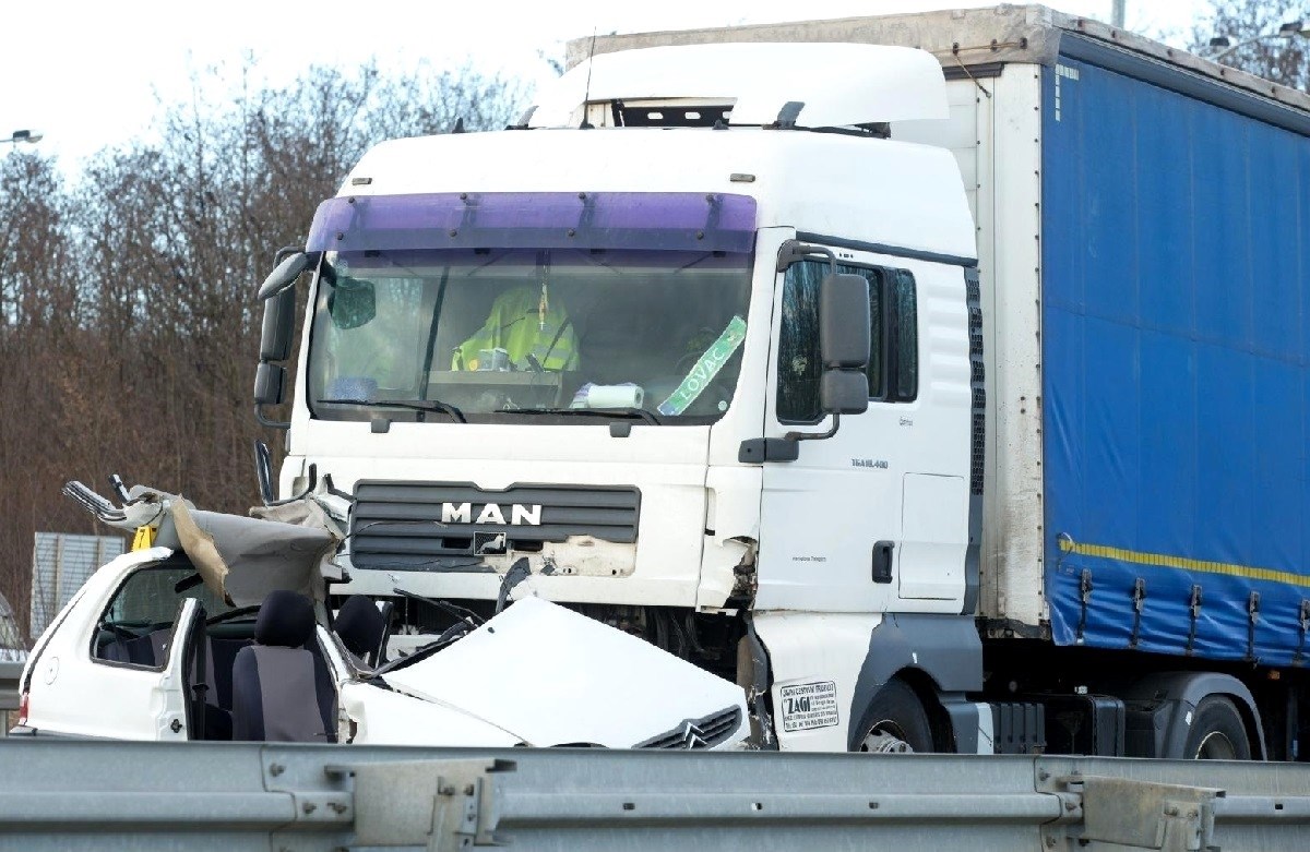 U strašnoj nesreći u Đakovu poginula djevojka, auto potpuno smrskan