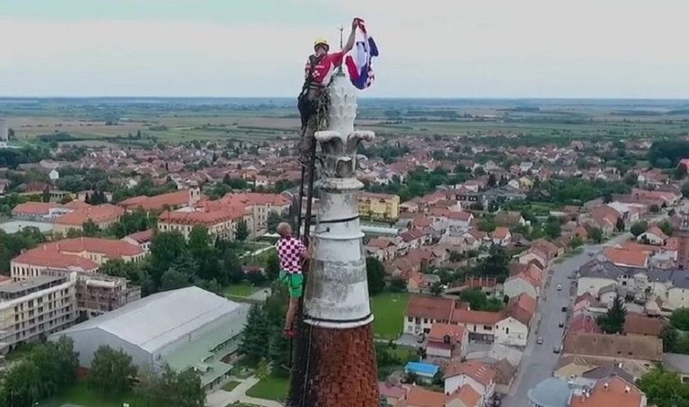 Popeli se na 84 metra visoke tornjeve katedrale i postavili zastavu Hrvatske