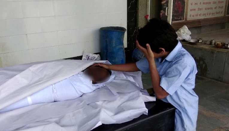 Fotografija dječaka koji plače nad mrtvim ocem ganula Indiju, svi mu žele pomoći