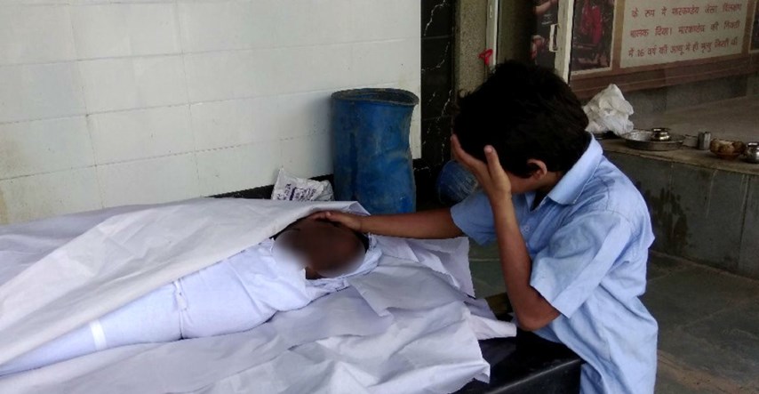 Fotografija dječaka koji plače nad mrtvim ocem ganula Indiju, svi mu žele pomoći