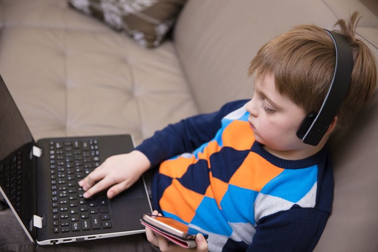 Djeca koja puno koriste slušalice imaju veću šansu izgubiti sluh