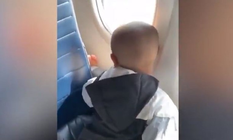 4-godišnji dječak ženi u avionu rekao što misli o njenim stopalima i postao hit