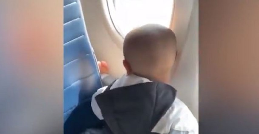 4-godišnji dječak ženi u avionu rekao što misli o njenim stopalima i postao hit