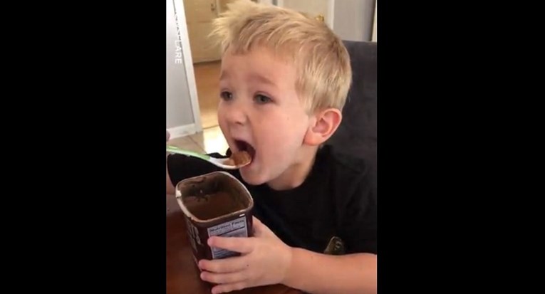 VIDEO Dječak zahtijevao da proba kakao u prahu pa iste sekunde požalio
