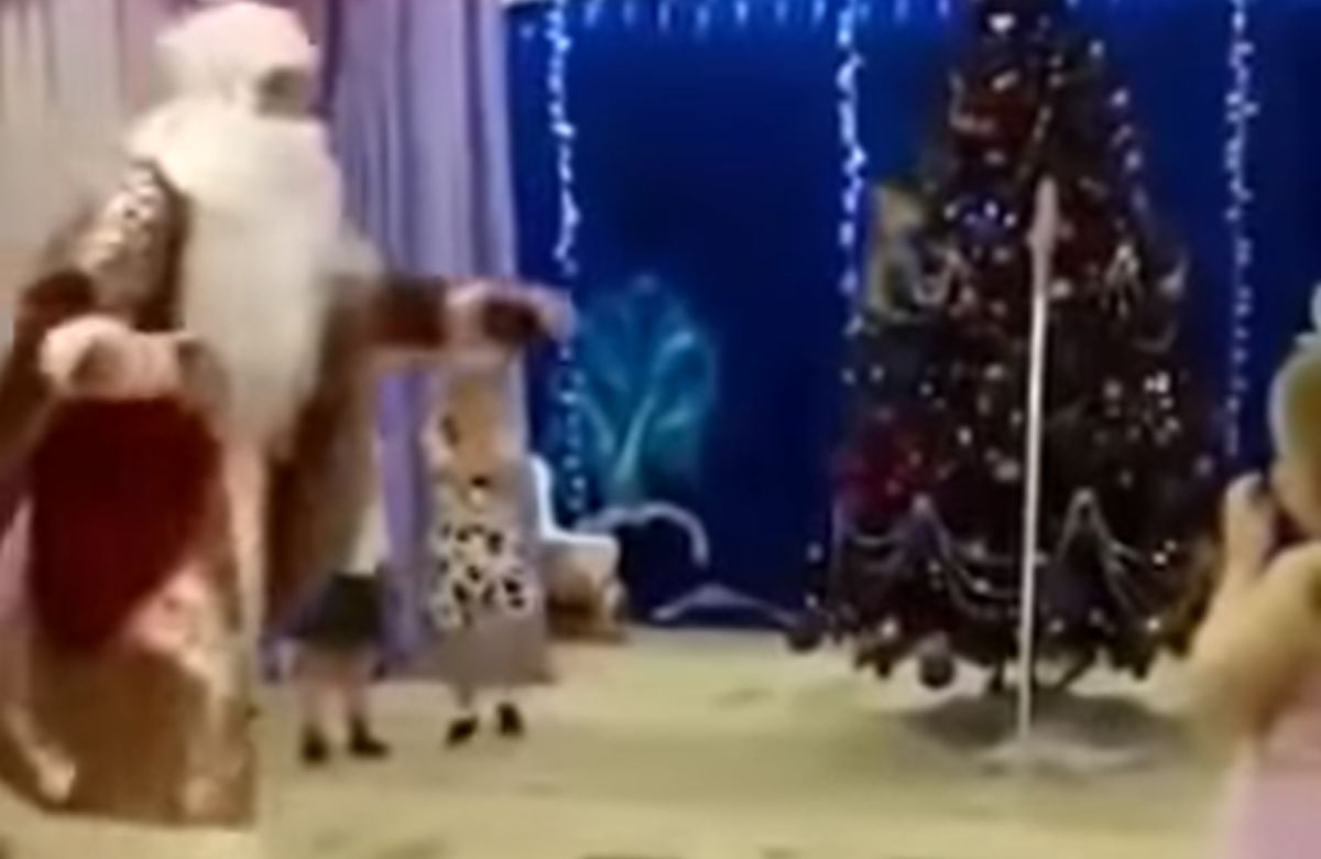 VIDEO Djed Božićnjak se usred druženja s djecom u vrtiću prevrnuo i umro